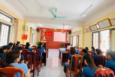 Trường MN Tây Sơn tổ chức sinh hoạt chi bộ tháng 10/2025