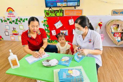 Trường MN Tây Sơn kết hợp với trạm Y tế phường Tây Sơn khám SK đầu năm cho trẻ