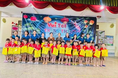 Trụ trì Chùa Quang Sơn và các phật tử trao 310 xuất quà cho các bạn nhỏ trường MN Tây Sơn